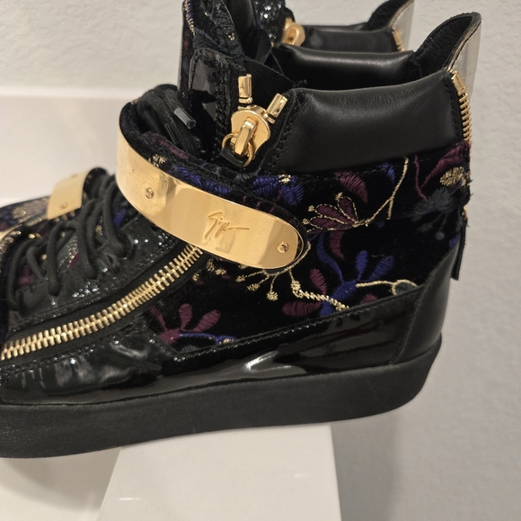 Shoes - Picture 7 of 8